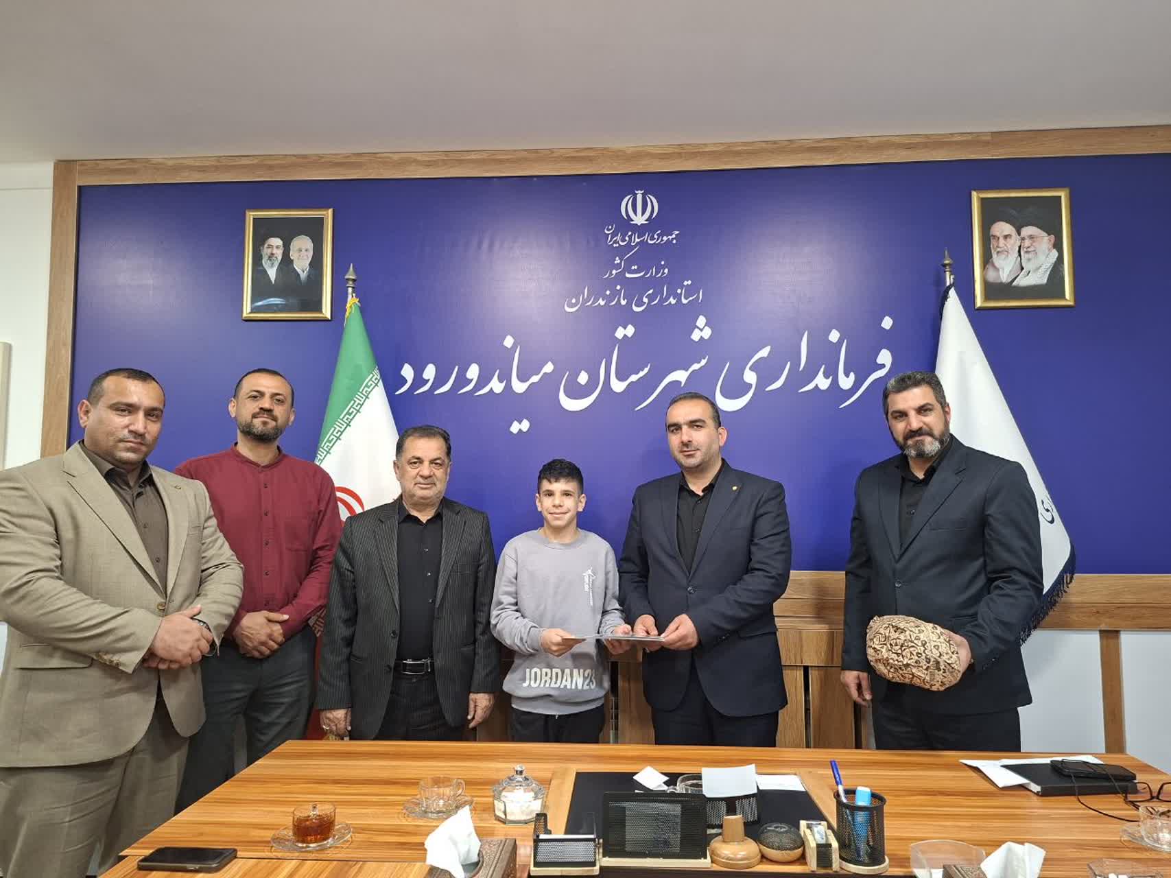 فرماندار میاندورود از نونهال قهرمان بوکس قدردانی کرد